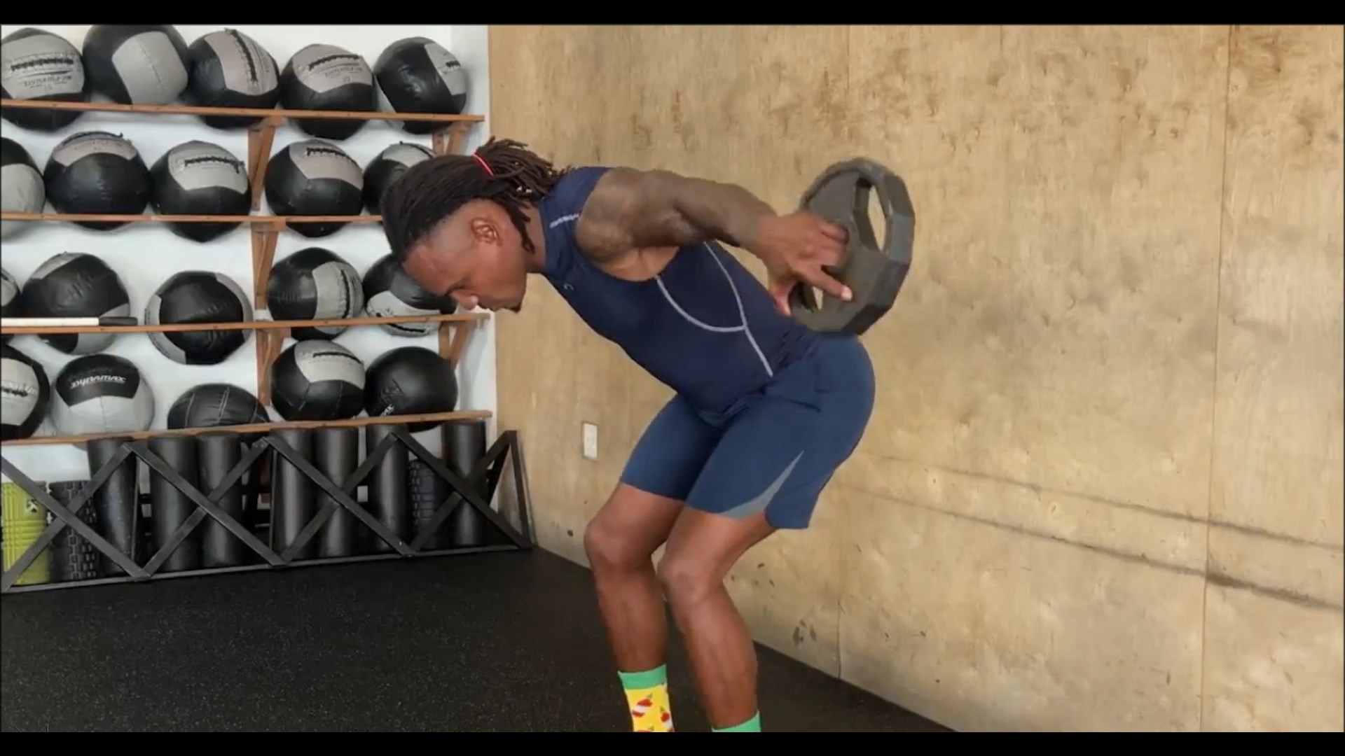 Plate Internally Rotated Rear Delt Fly/نشر خم صفحه (صفحه چرخش به داخل)