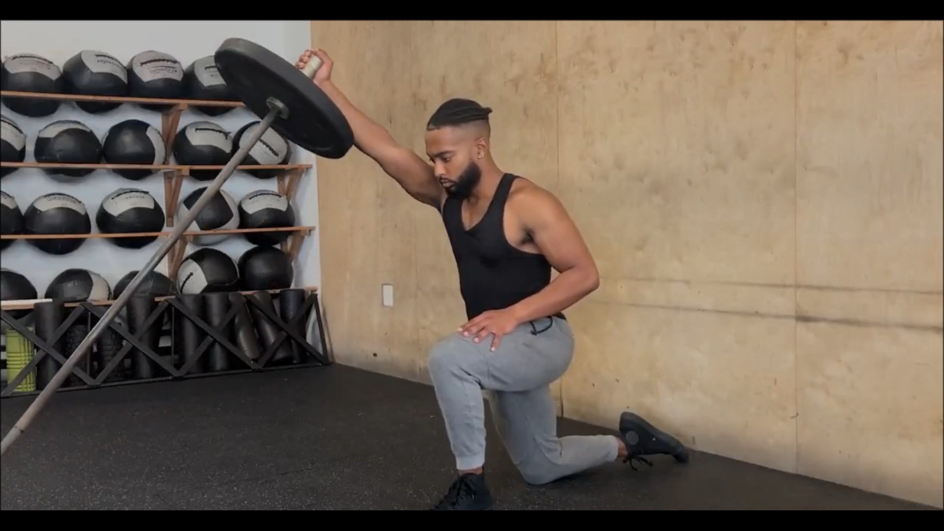 Landmine Half Kneeling Single Arm Overhead Press/لندماین تک دست زانو زده
