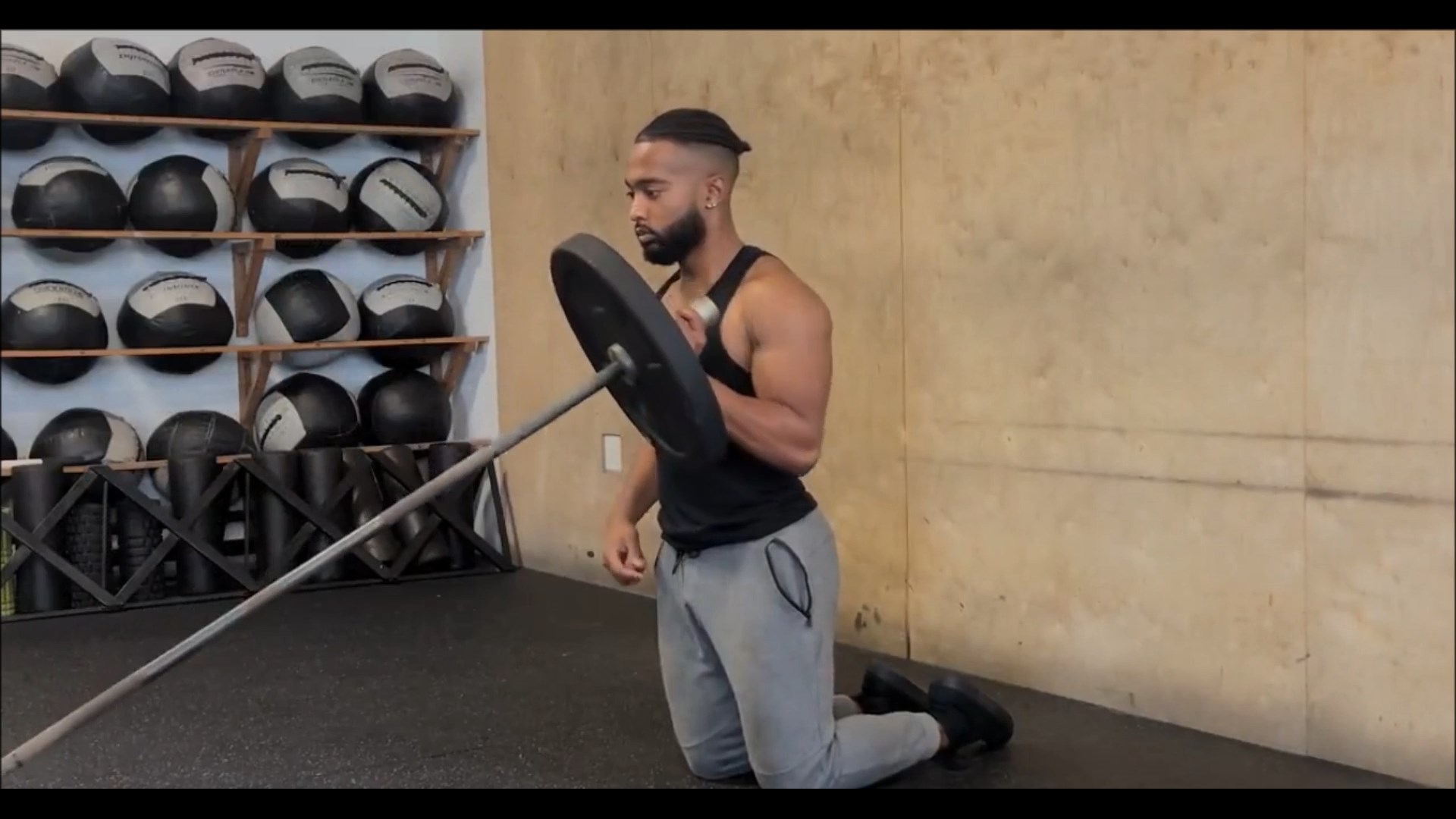 Landmine Kneeling Alternating Overhead Press/پرس سرشانه لندماین تناوبی نشسته