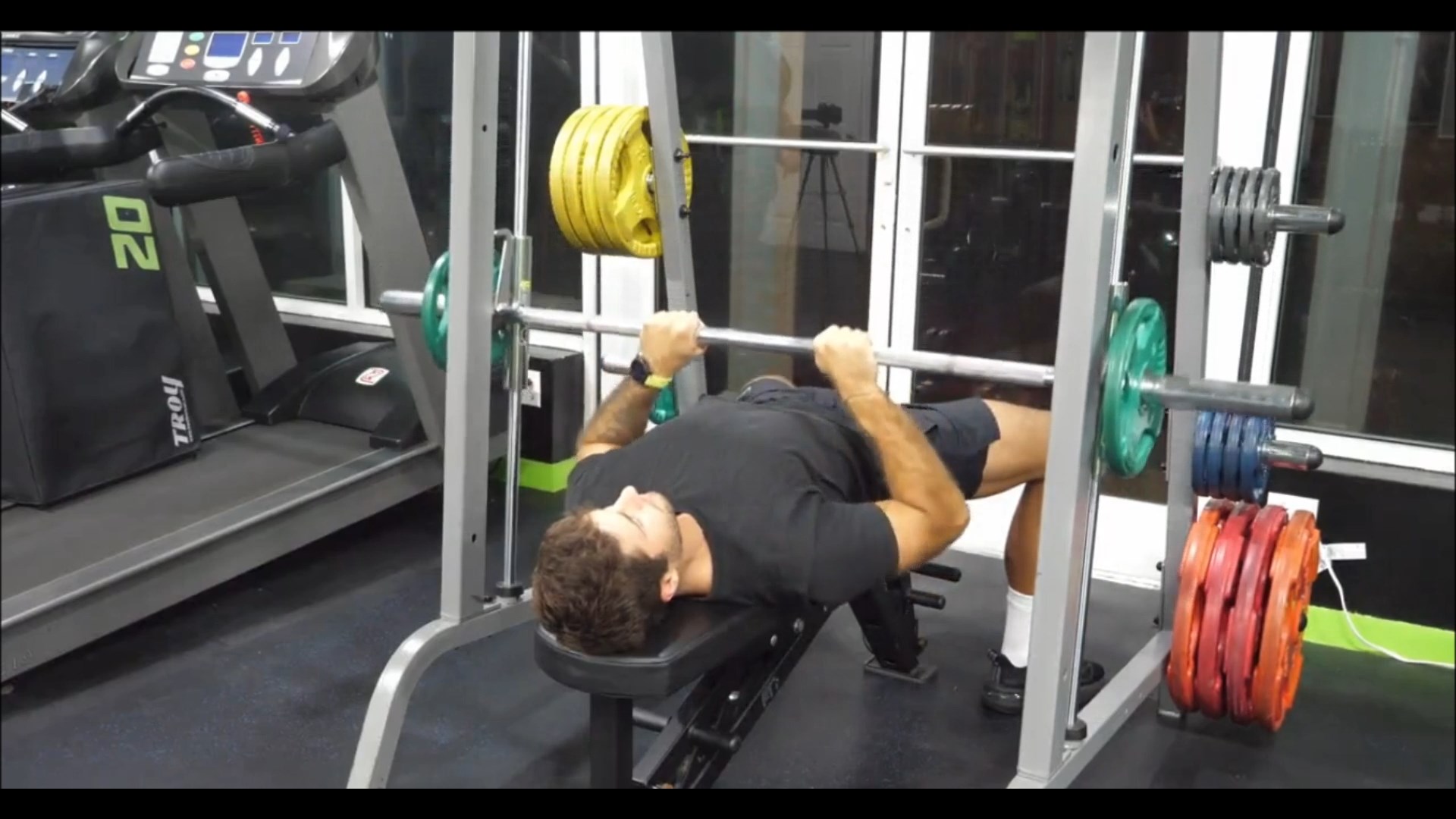 Smith Machine Close Grip Bench Press/پشت بازو پرسی اسمیت