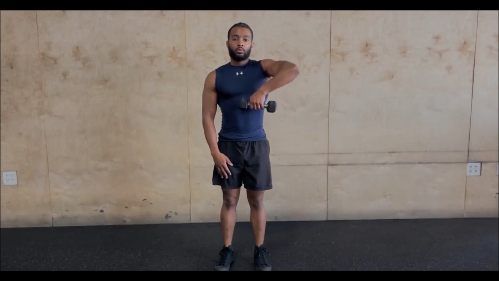 Dumbbell Single Arm Upright Row/شراگ دمبل تک دست ایستاده