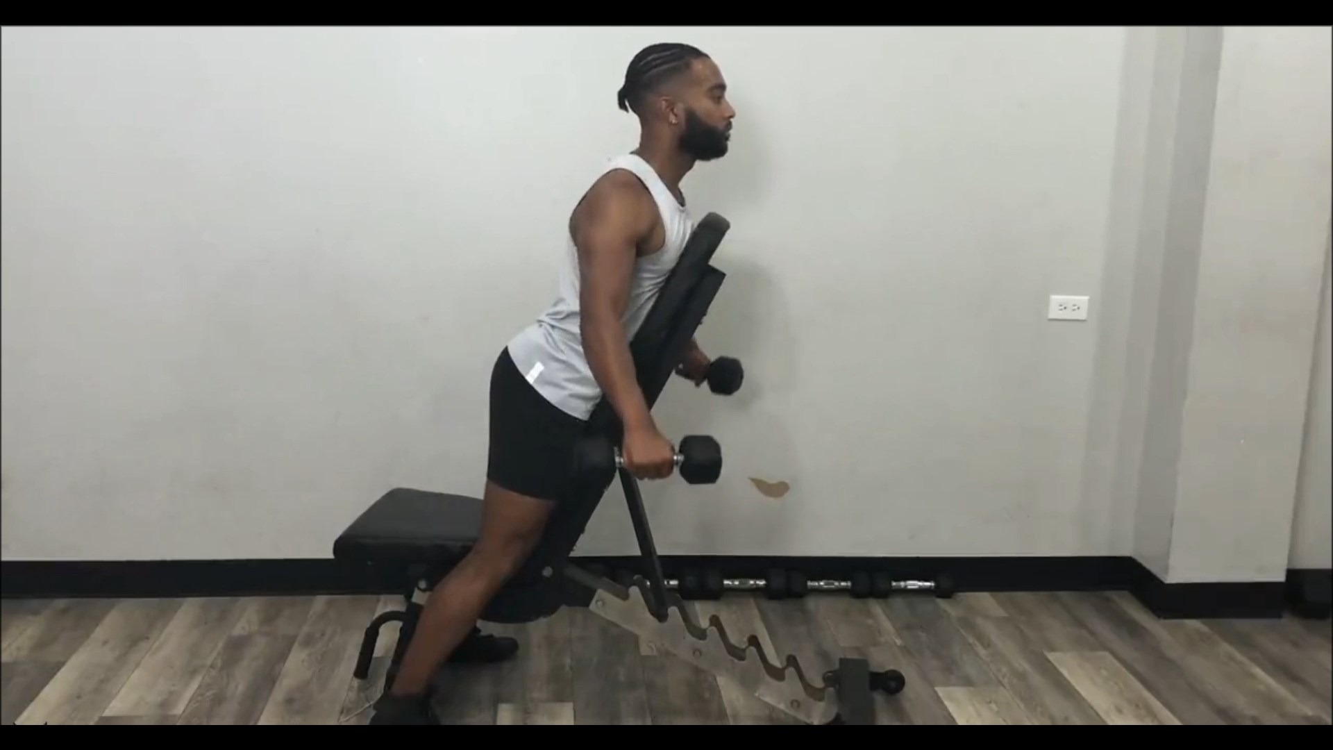 Dumbbell Bayesian Lateral Raise/ نشر جانب دمبل خوابیده روی میز شیبدار