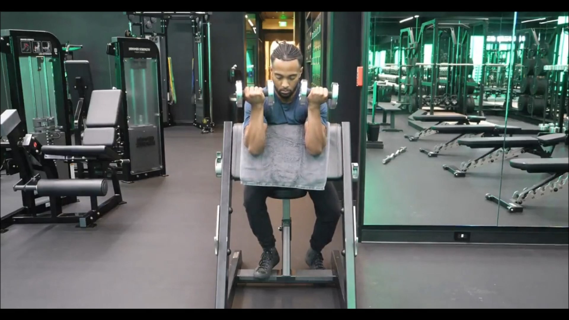 Dumbbell Preacher Curl/جلو بازو دمبل لاری