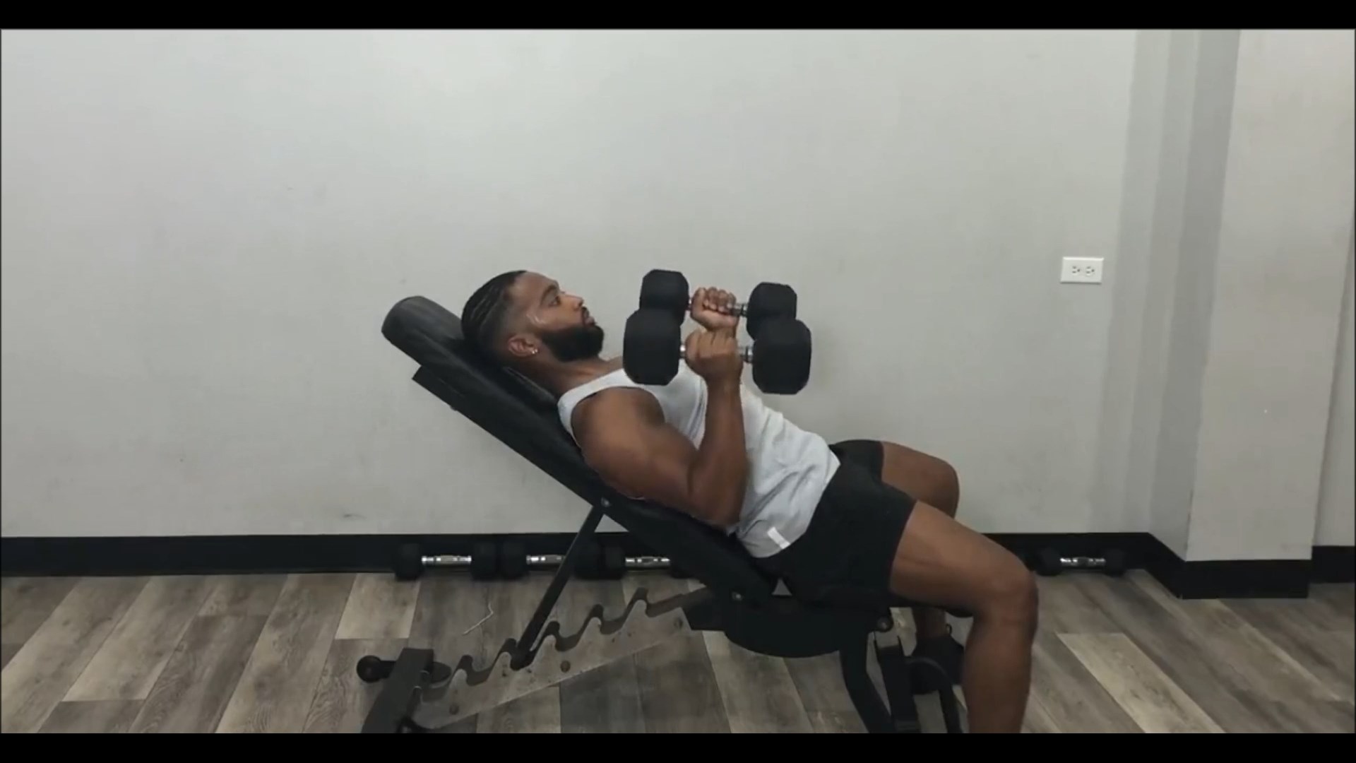 Dumbbell Incline Bench Press /پرس دمبل  دست جمع روی میز بالاسینه