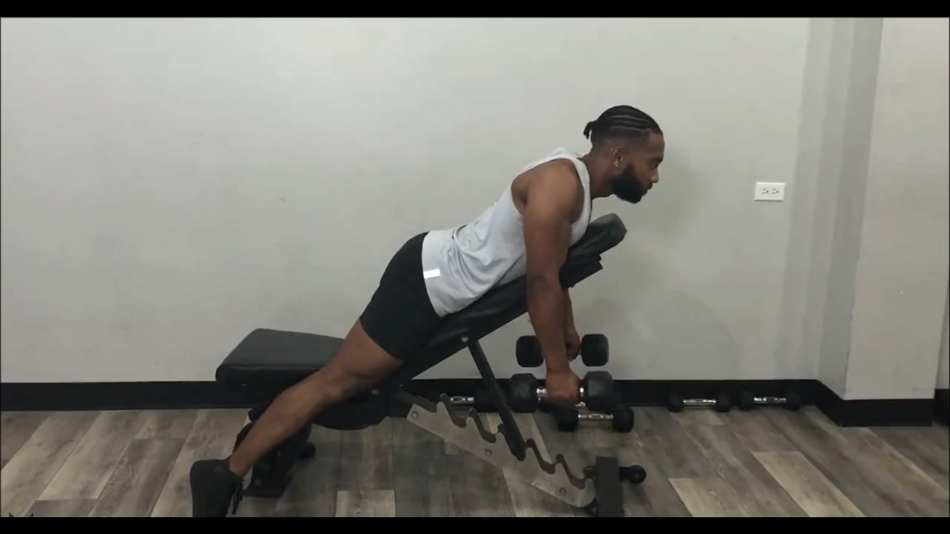 Dumbbell Laying Silverback Shrug/شراگ دمبل خوابیده روی میز شیبدار