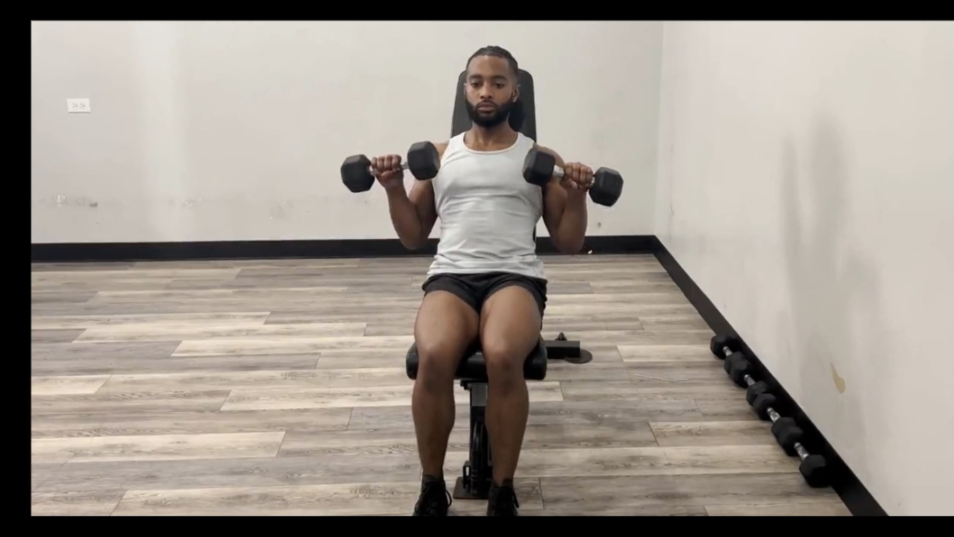 Dumbbell Incline Reverse Curl/جلو بازو مچ برعکس روی میز شیب دار