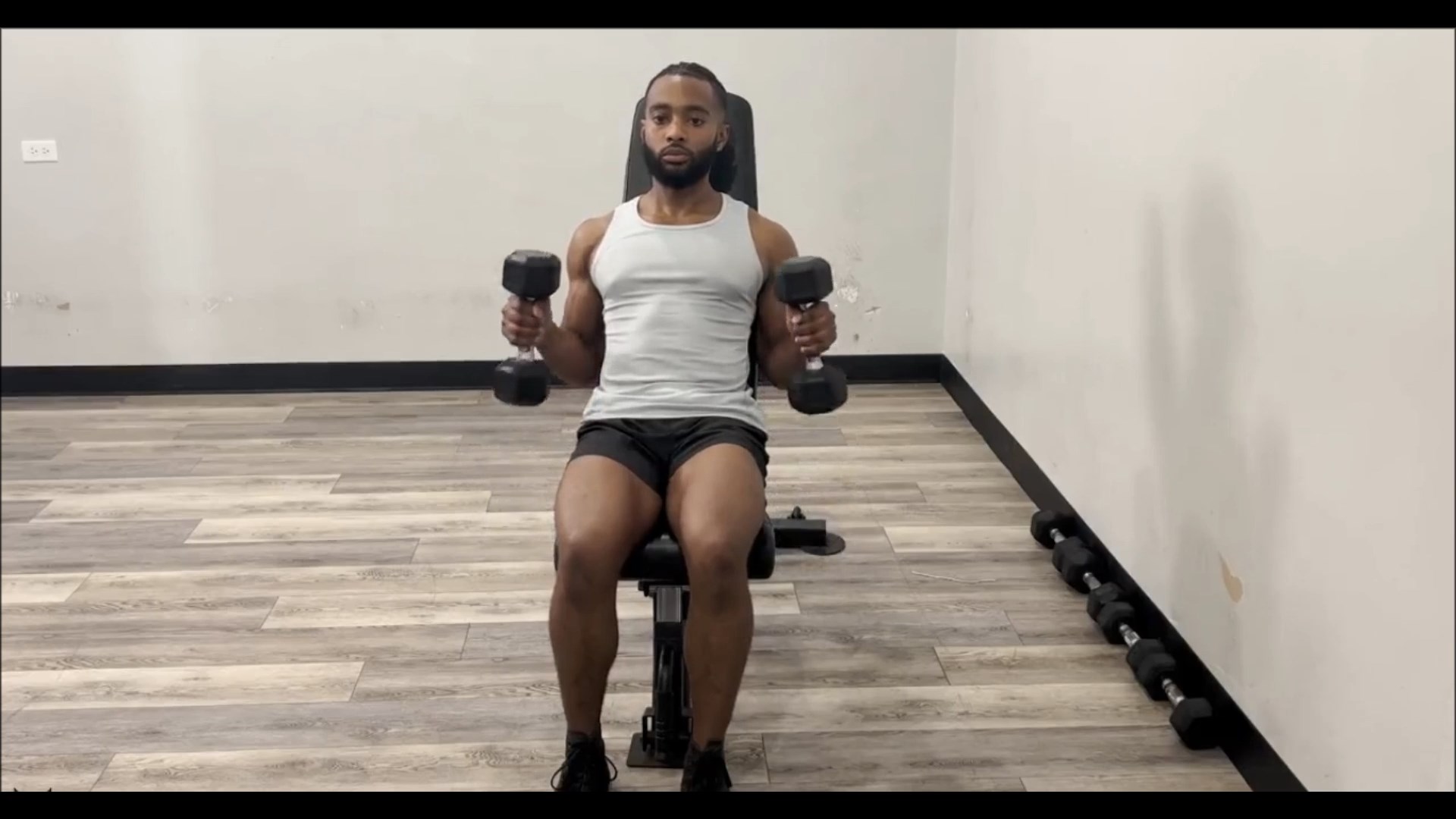 Dumbbell Incline Hammer Curl/ جلو بازو دمبل چکشی روی میز شیب دار