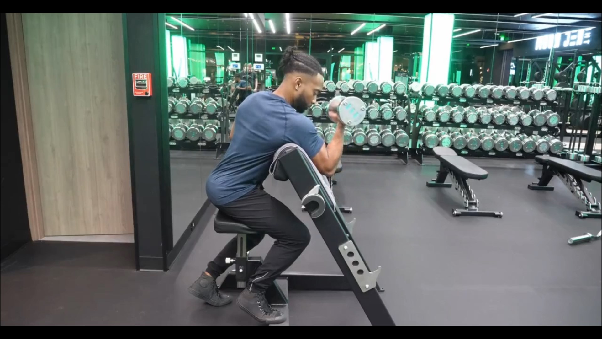 Dumbbell Single Arm Preacher Curl/جلو بازو تک دمبل لاری