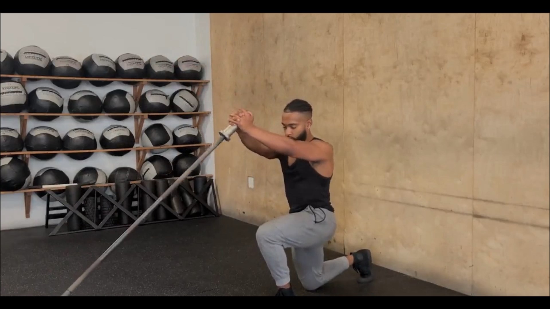 Landmine Alternating Lunge And Twist/لندمین لانج پیچش متناوب 