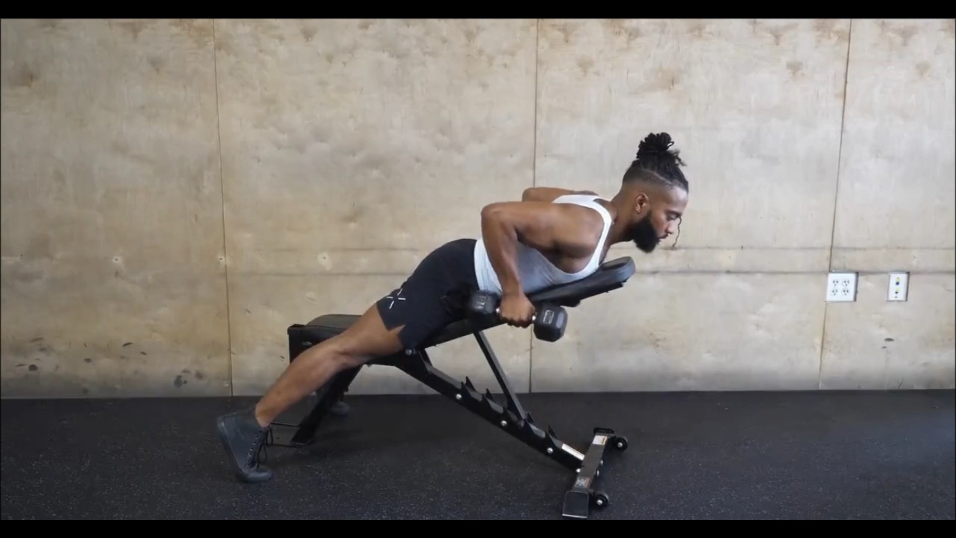 Dumbbell Laying Incline Row/زیر بغل دمبل روی میز شیبدار