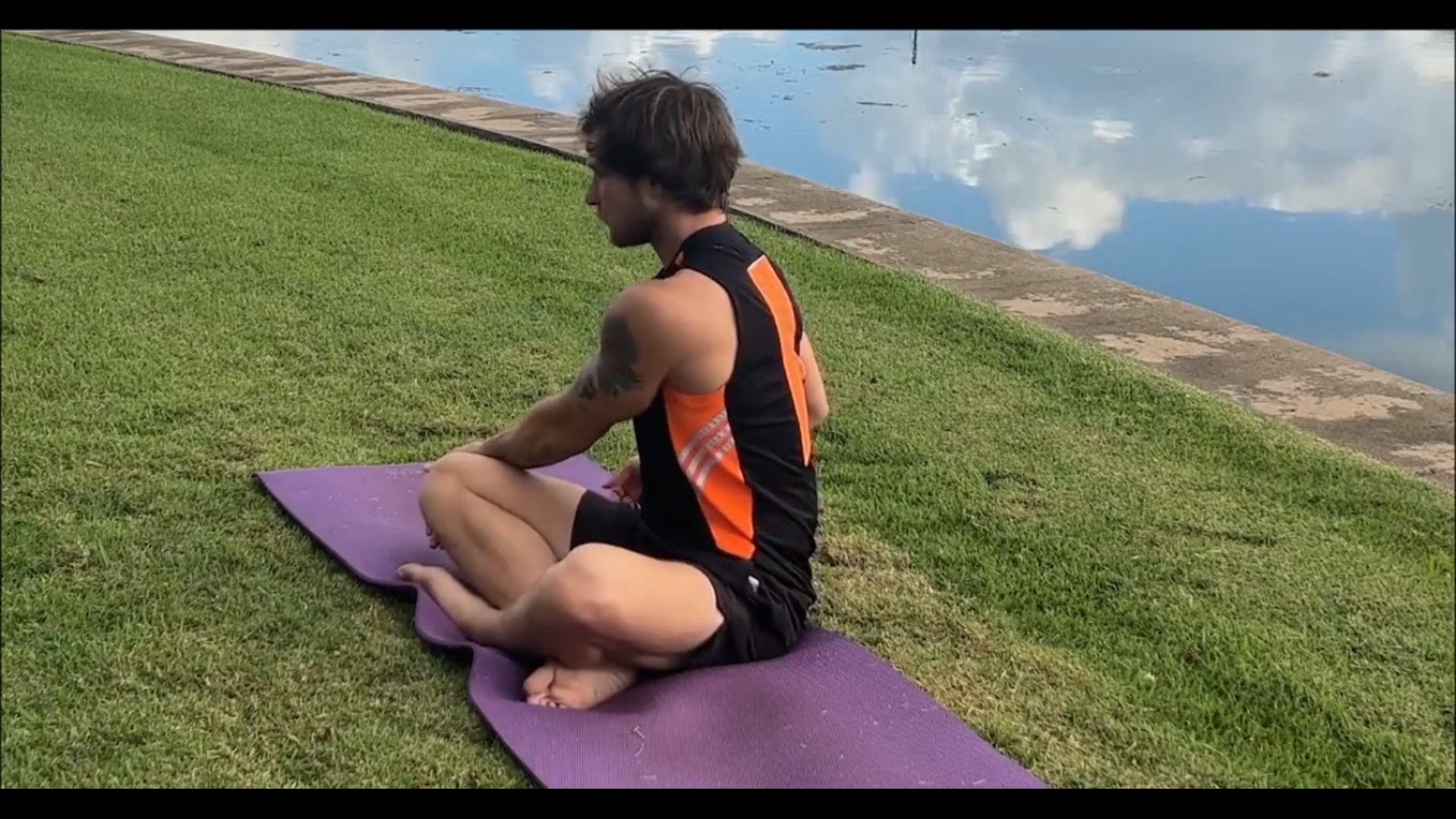 Easy Seated Twist Pose/حالت چرخش نشسته