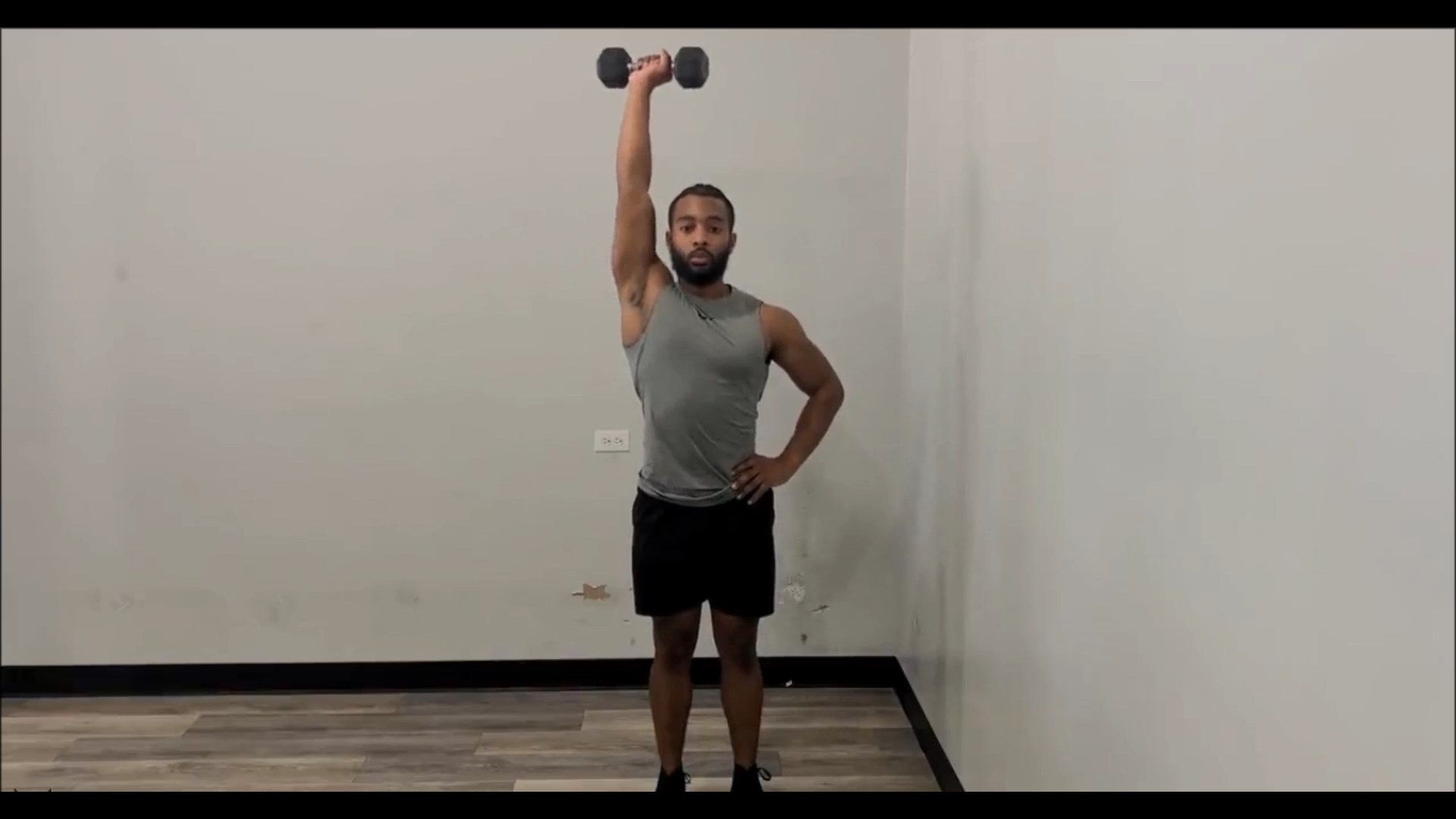 Dumbbell Single Arm Overhead Press/پرس سرشانه دمبل ایستاده تک دست