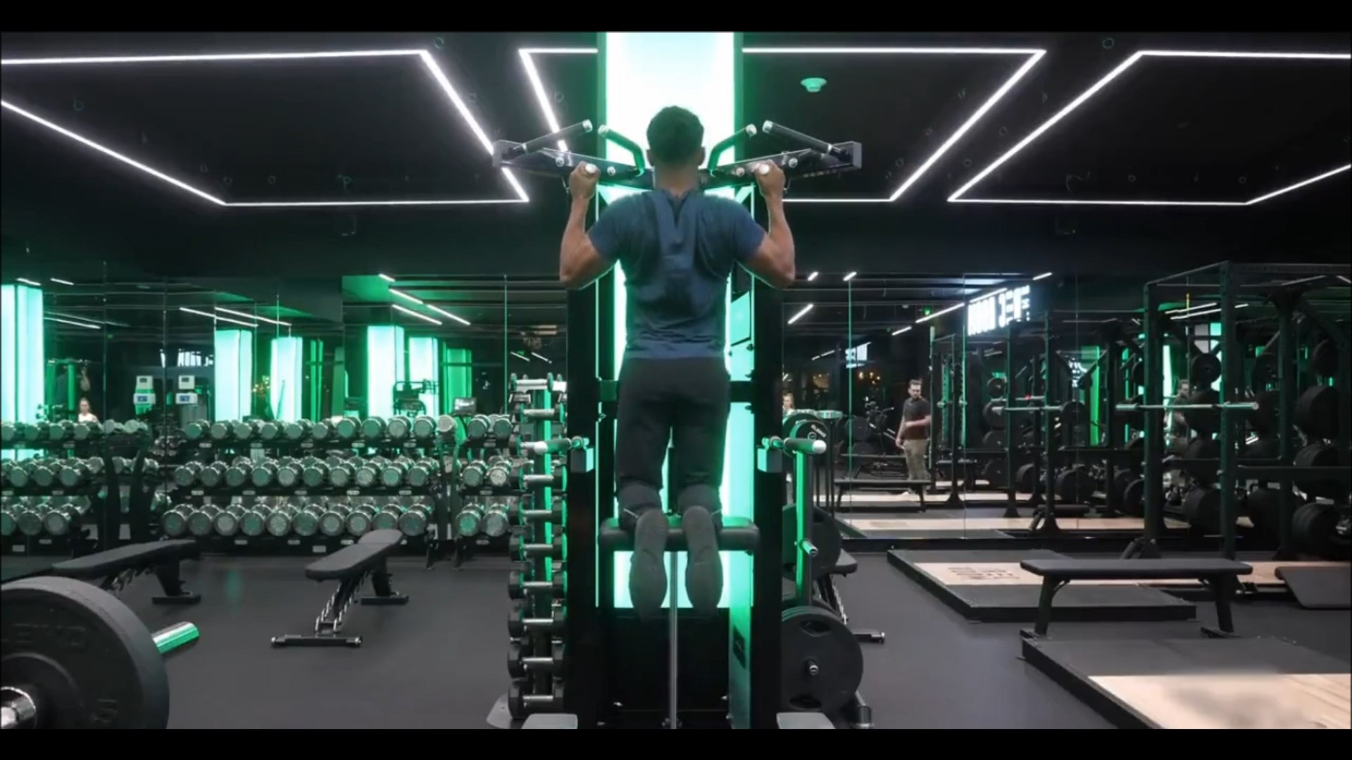 Machine Assisted Narrow Pull Up/ بارفیکس کمکی دست موازی