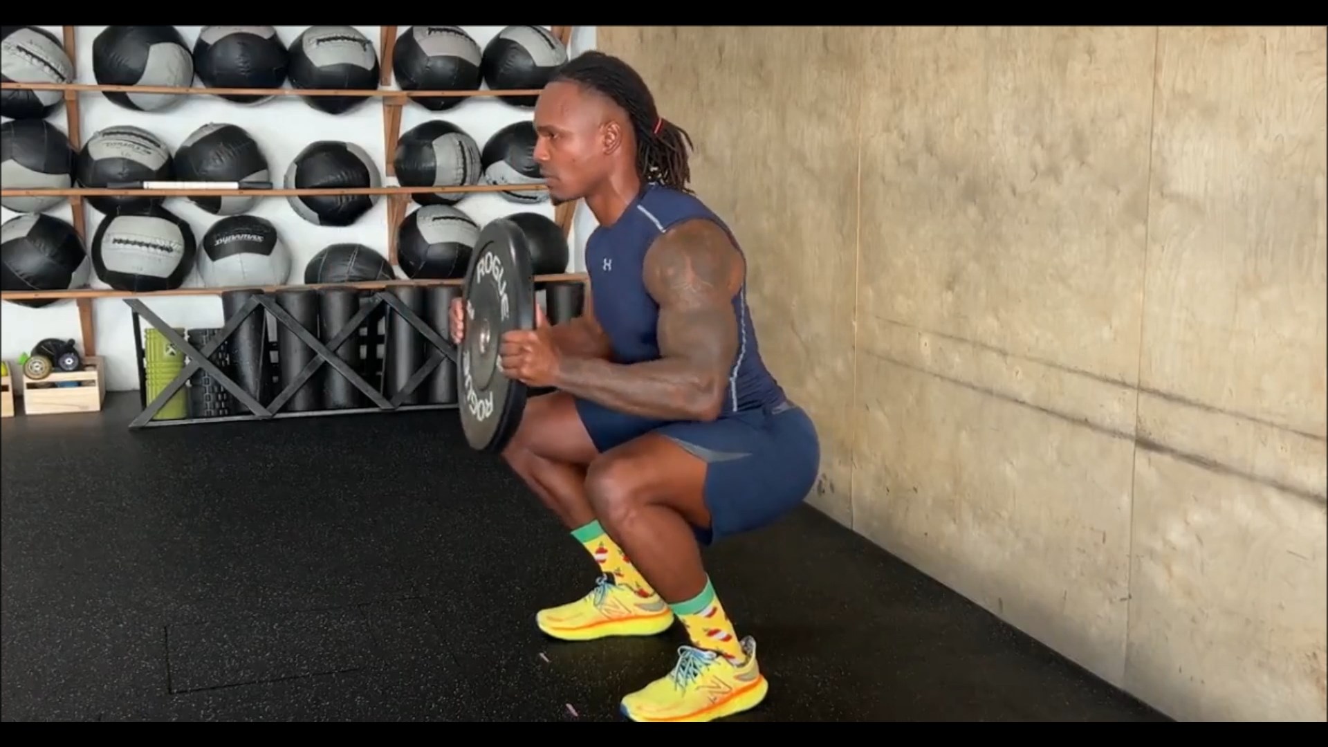 Plate Squat Hold Reach/ حالت  اسکوات و کشیدن و نگه داشتن صفحه